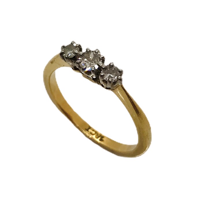 An 18ct gold ring with three diamonds - Image 3 of 3