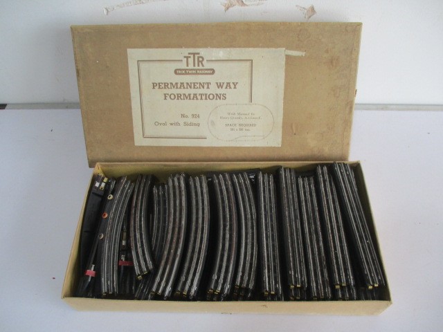 A collection of vintage boxed Trix Twin Railway, including a Goods Train Set (No 2/324). "Many-Ways" - Image 9 of 25