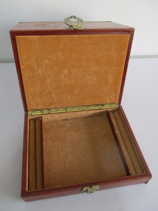 A vintage leather "Le Tanneur" Gladstone style case with lower jewellery section- keys in office - Image 6 of 7