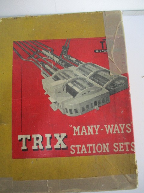 A collection of vintage boxed Trix Twin Railway, including a Goods Train Set (No 2/324). "Many-Ways" - Image 13 of 25