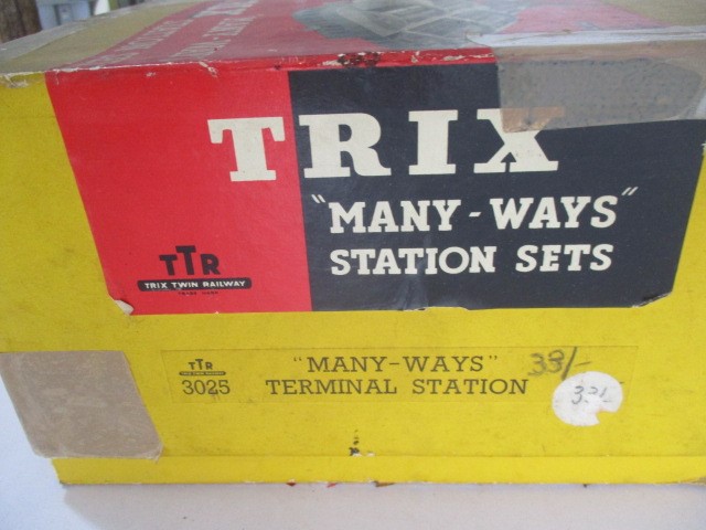 A collection of vintage boxed Trix Twin Railway, including a Goods Train Set (No 2/324). "Many-Ways" - Image 14 of 25