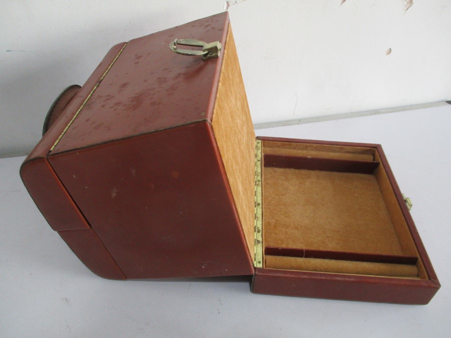 A vintage leather "Le Tanneur" Gladstone style case with lower jewellery section- keys in office - Image 7 of 7
