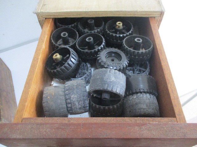 A collection of vintage loose Meccano including spare parts and accessories, stored in a wooden - Image 9 of 12