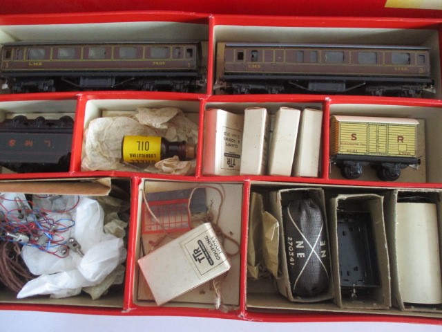 A collection of vintage boxed Trix Twin Railway, including a Goods Train Set (No 2/324). "Many-Ways" - Image 6 of 25