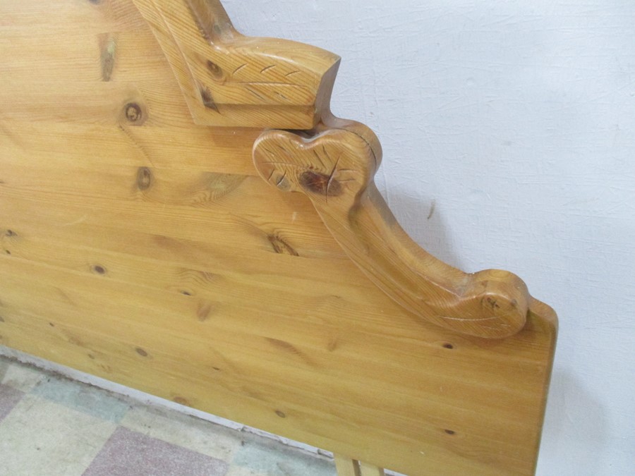 A pine double headboard with carved decoration - Image 3 of 3