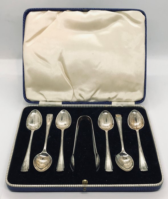 A cased set of hallmarked silver coffee spoons with sugar tongs