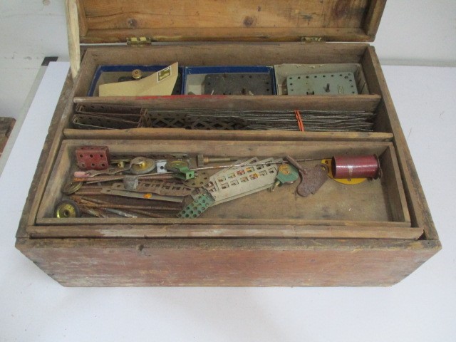 A collection of vintage loose Meccano including spare parts and accessories, stored in a wooden - Image 4 of 12