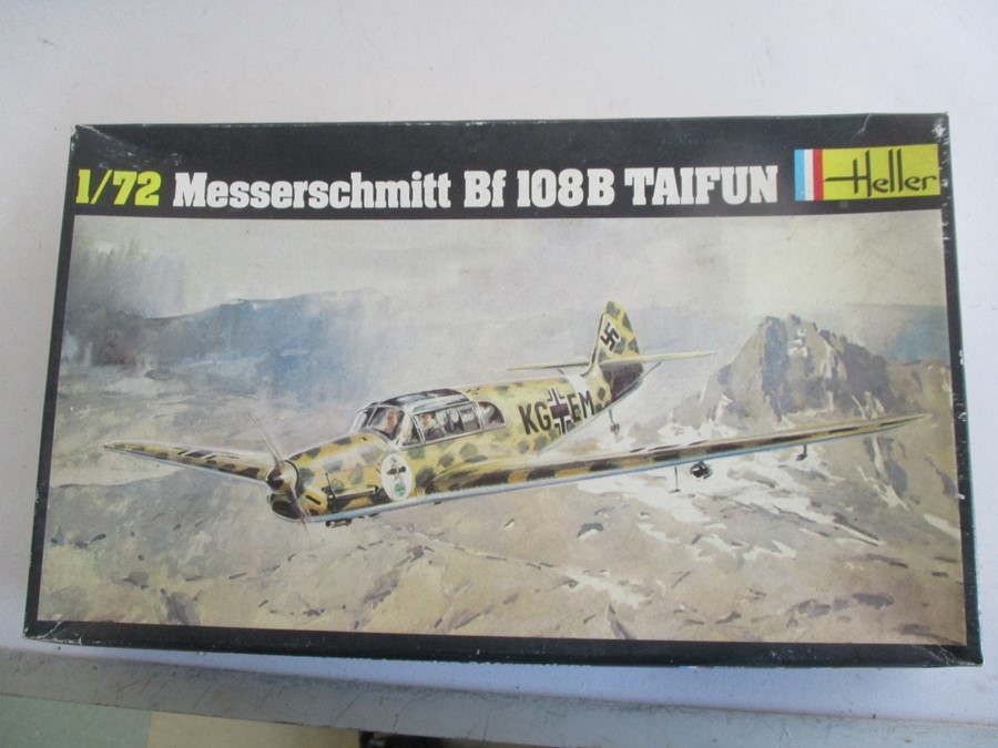 A collection of boxed model planes including Revell, Heller and Frog etc. - Image 2 of 15