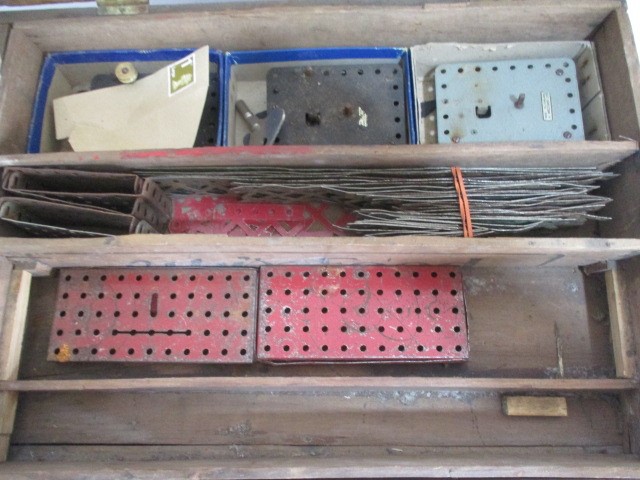 A collection of vintage loose Meccano including spare parts and accessories, stored in a wooden - Image 5 of 12
