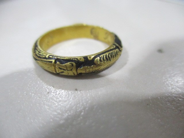 A mourning ring with black enamel detailing, old cut diamond solitaire engraved to inside RD ob 18th - Image 8 of 19