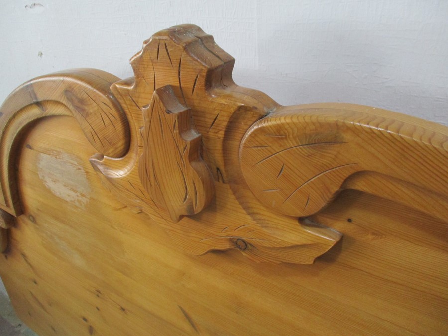 A pine double headboard with carved decoration - Image 2 of 3