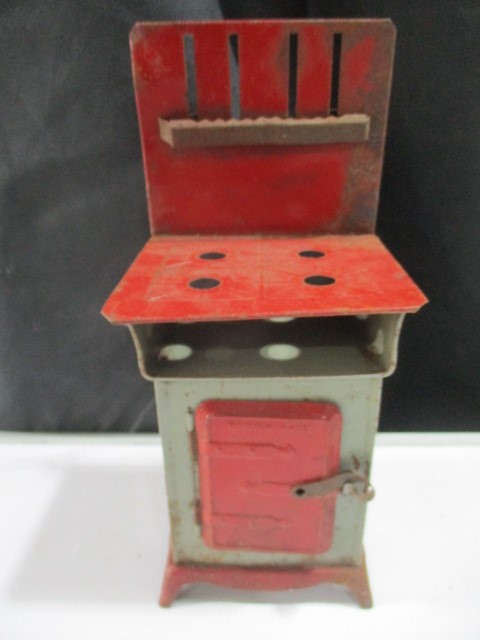 A collection of dolls house items including cooker, enamelled cookware and cast iron garden tools - Image 11 of 13