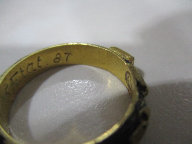 A mourning ring with black enamel detailing, old cut diamond solitaire engraved to inside RD ob 18th - Image 13 of 19