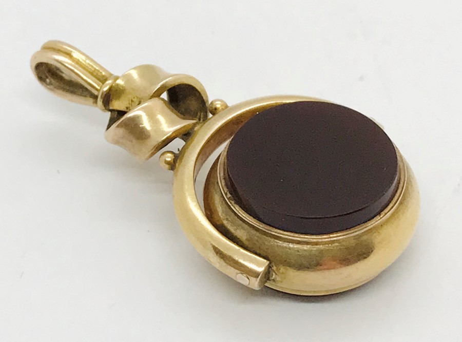 An unmarked 9ct gold swivel fob with agate inserts. Total weight 4.6g - Image 3 of 3