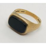A gentleman's 9ct gold ring set with black onyx
