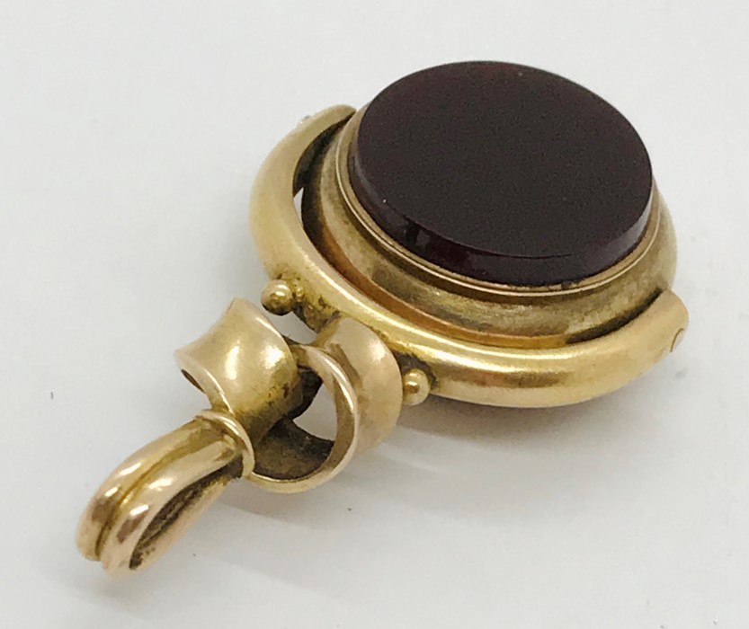 An unmarked 9ct gold swivel fob with agate inserts. Total weight 4.6g