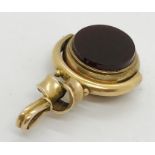 An unmarked 9ct gold swivel fob with agate inserts. Total weight 4.6g