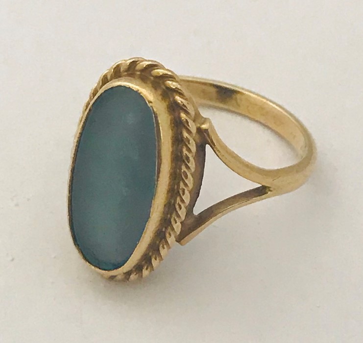 A 9ct gold ring set with an opal