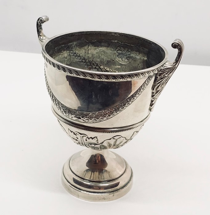 A Chester hallmarked (1905) silver chalice with acanthus leaf and swag decoration. Weight 288.2g - Image 2 of 3