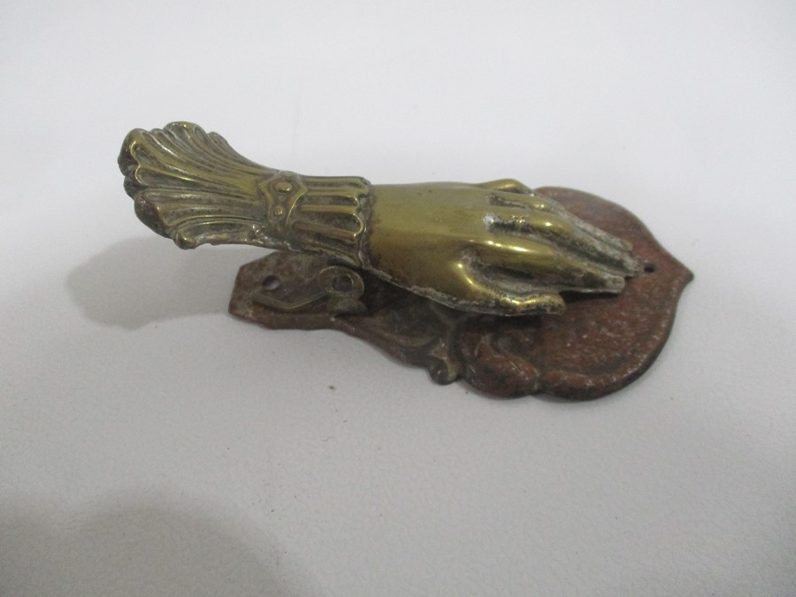 A novelty brass letter clip in the form of a hand - Image 2 of 4