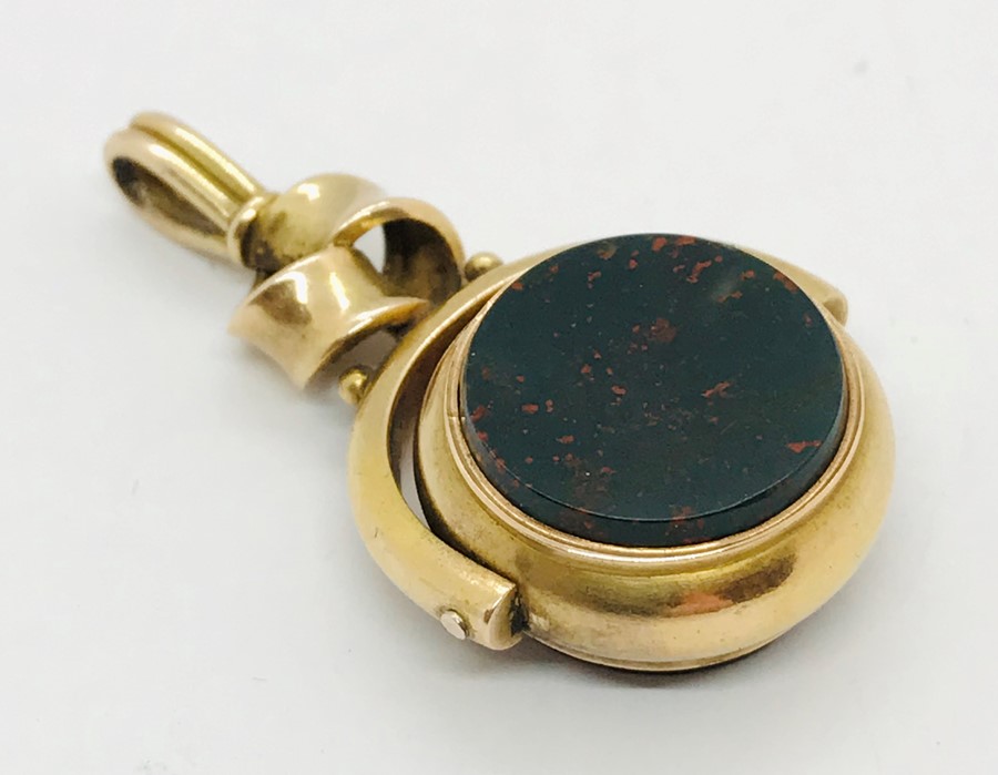 An unmarked 9ct gold swivel fob with agate inserts. Total weight 4.6g - Image 2 of 3