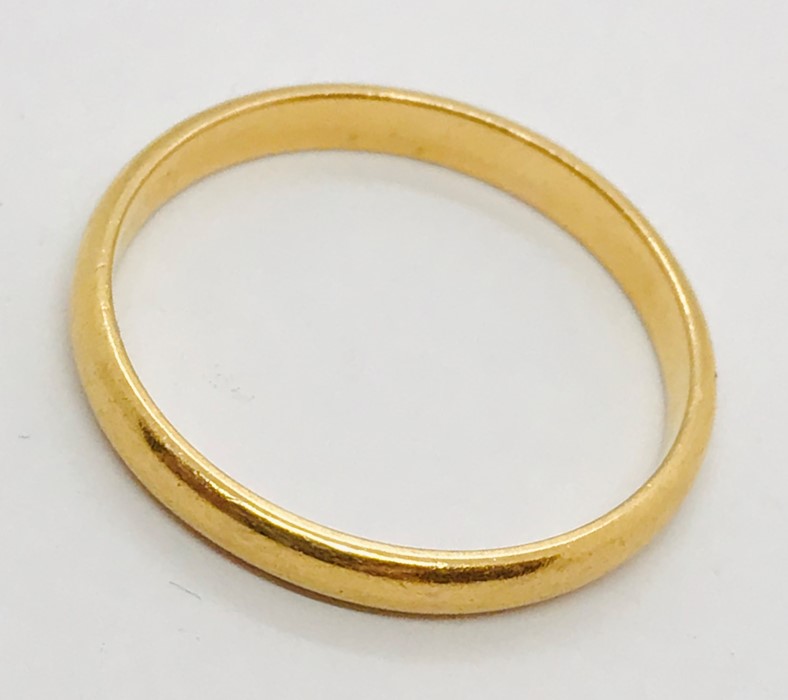 A 22ct gold wedding band. Weight 3.5g