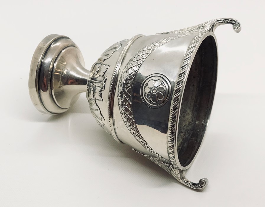 A Chester hallmarked (1905) silver chalice with acanthus leaf and swag decoration. Weight 288.2g - Image 3 of 3