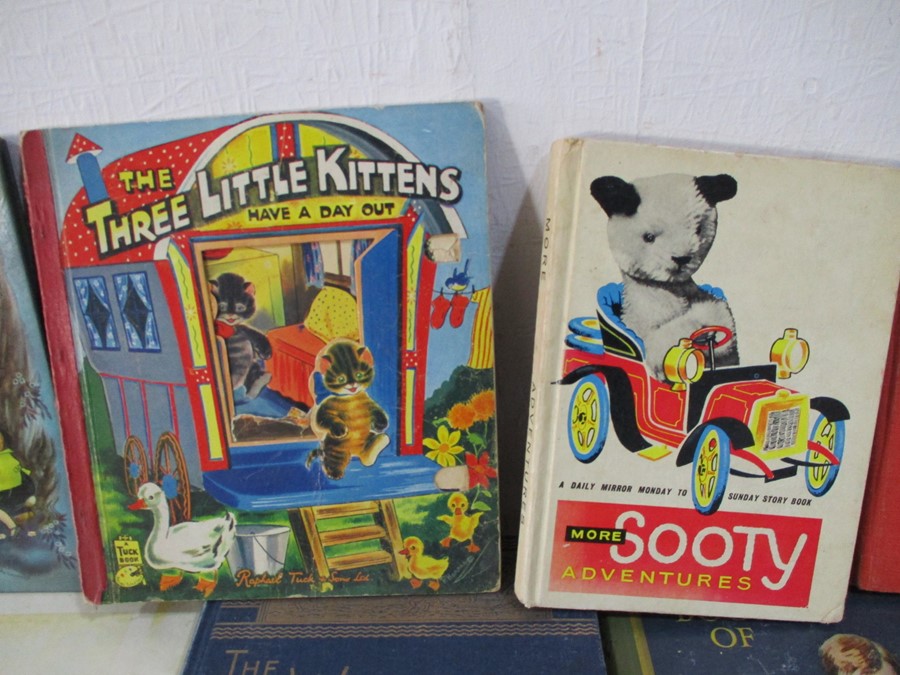 A box of miscellaneous children's books and booklets, comprising of twenty eight hardback books - Image 9 of 22