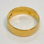 A 22ct gold wedding band, weight 4.5g