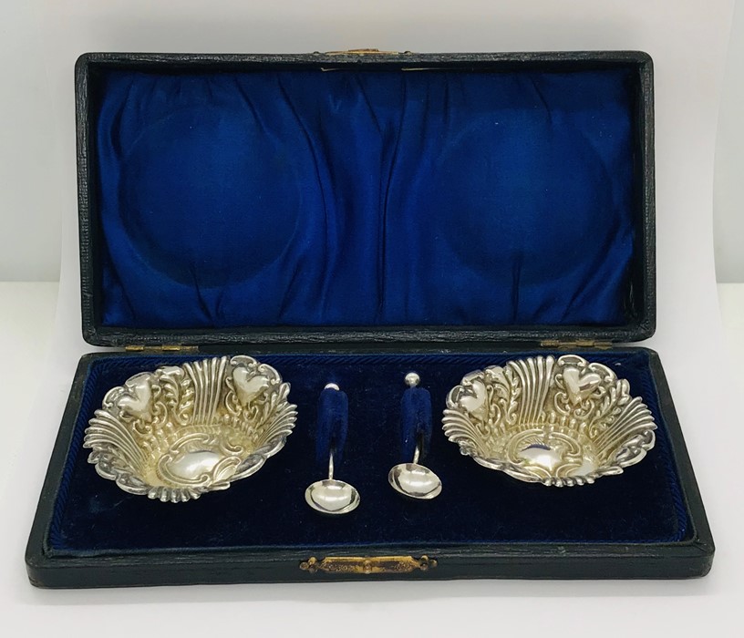 A cased set of hallmarked silver salts and spoons- William Davenport, 1900