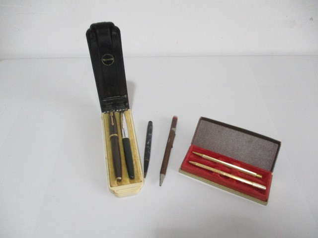 A collection of various pens including a cased Conway Stewart set, Parker fountain pen with 14ct