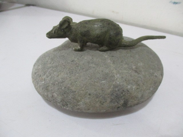 A bronze figure of a mouse crouched on a stone - Image 2 of 5