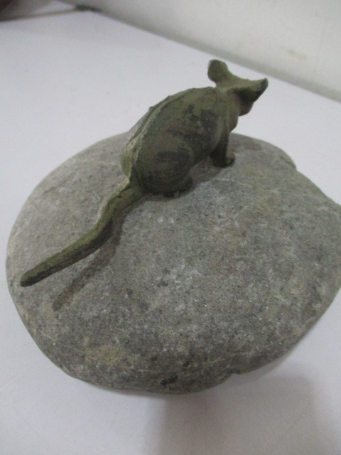 A bronze figure of a mouse crouched on a stone - Image 5 of 5