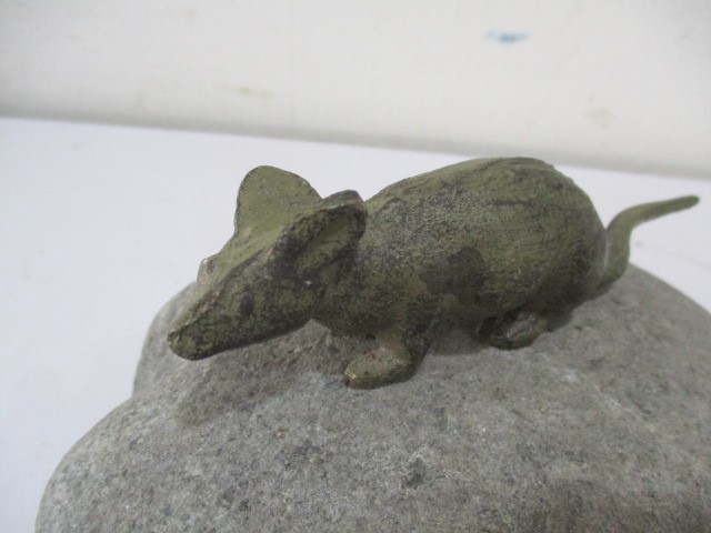 A bronze figure of a mouse crouched on a stone - Image 3 of 5