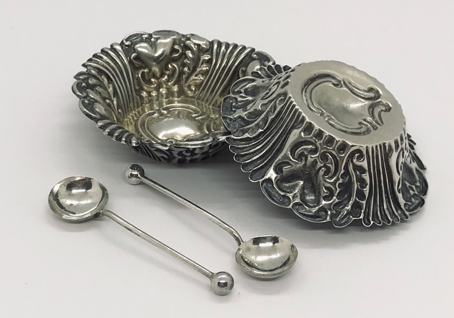 A cased set of hallmarked silver salts and spoons- William Davenport, 1900 - Image 2 of 3