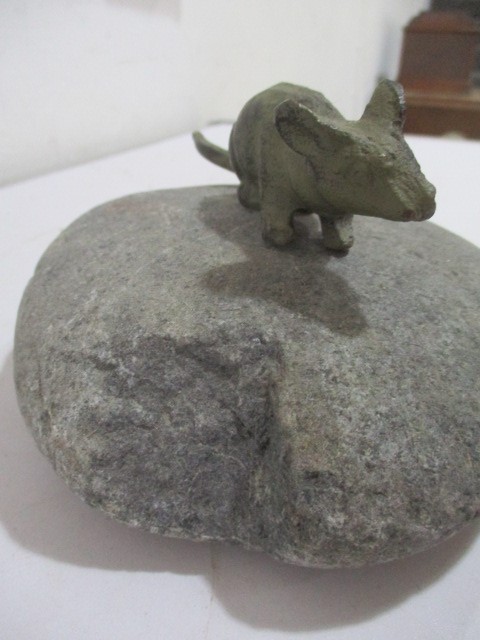 A bronze figure of a mouse crouched on a stone - Image 4 of 5