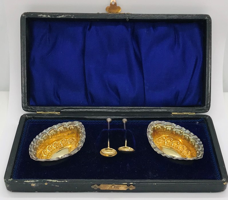 A cased set of hallmarked silver salts with gilded interiors, William Davenport, 1907