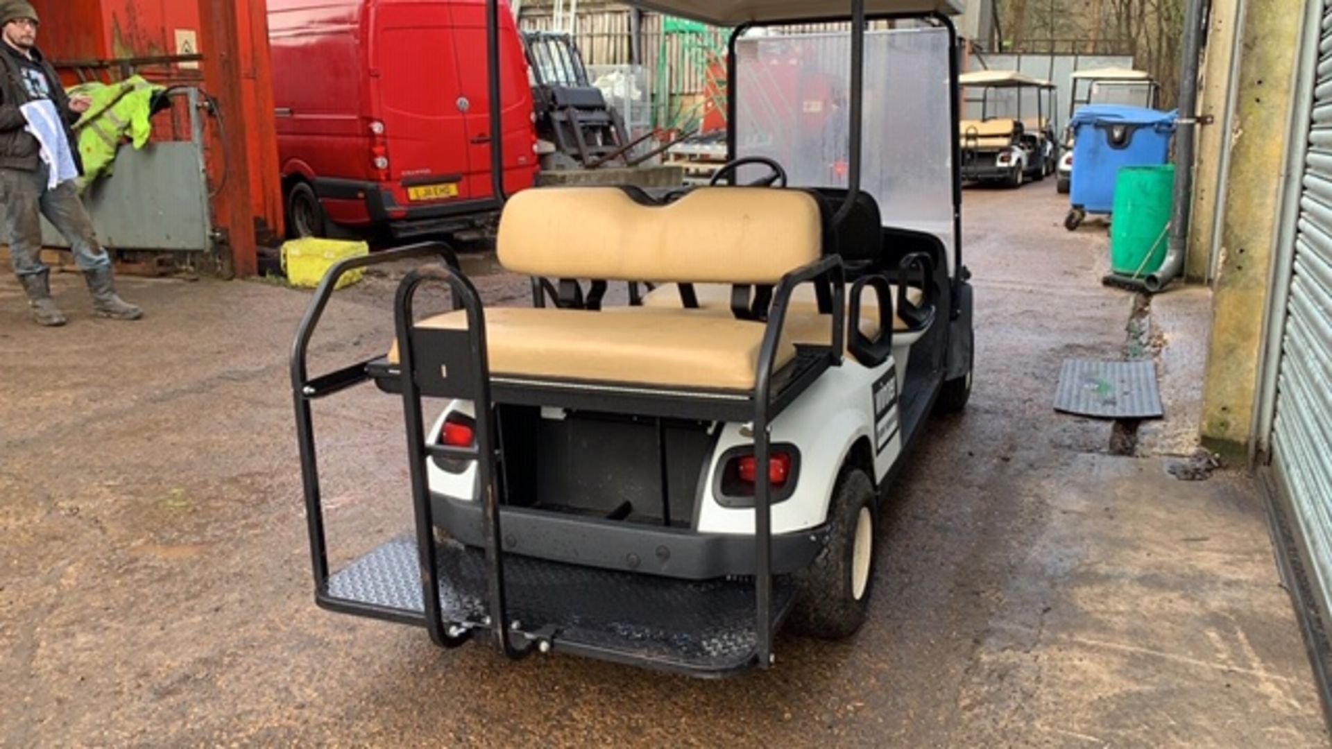 CUSHMAN EZGO SHUTTLE 6 PETROL ENGINED 6 SEATER GOLF / EVENTS BUGGY. YEAR 2017 BUILD. UNKNOWN REC - Image 4 of 5