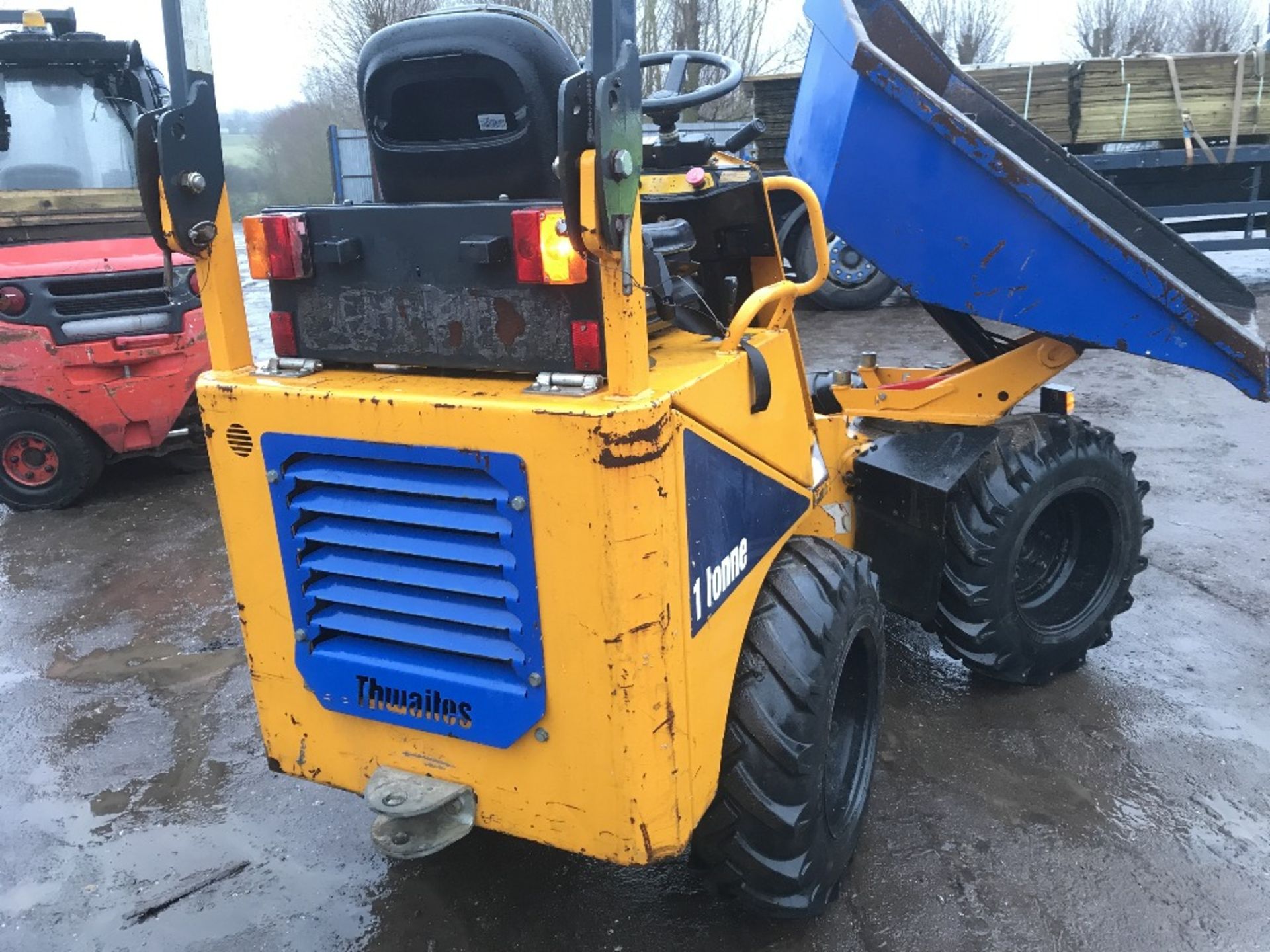 THWAITES SWIVEL SKIP 1 TONNE DUMPER, YEAR 2011, 1373 REC HRS SN:SLCM202Z1110C0130 DIRECT EX LOCAL - Image 4 of 13