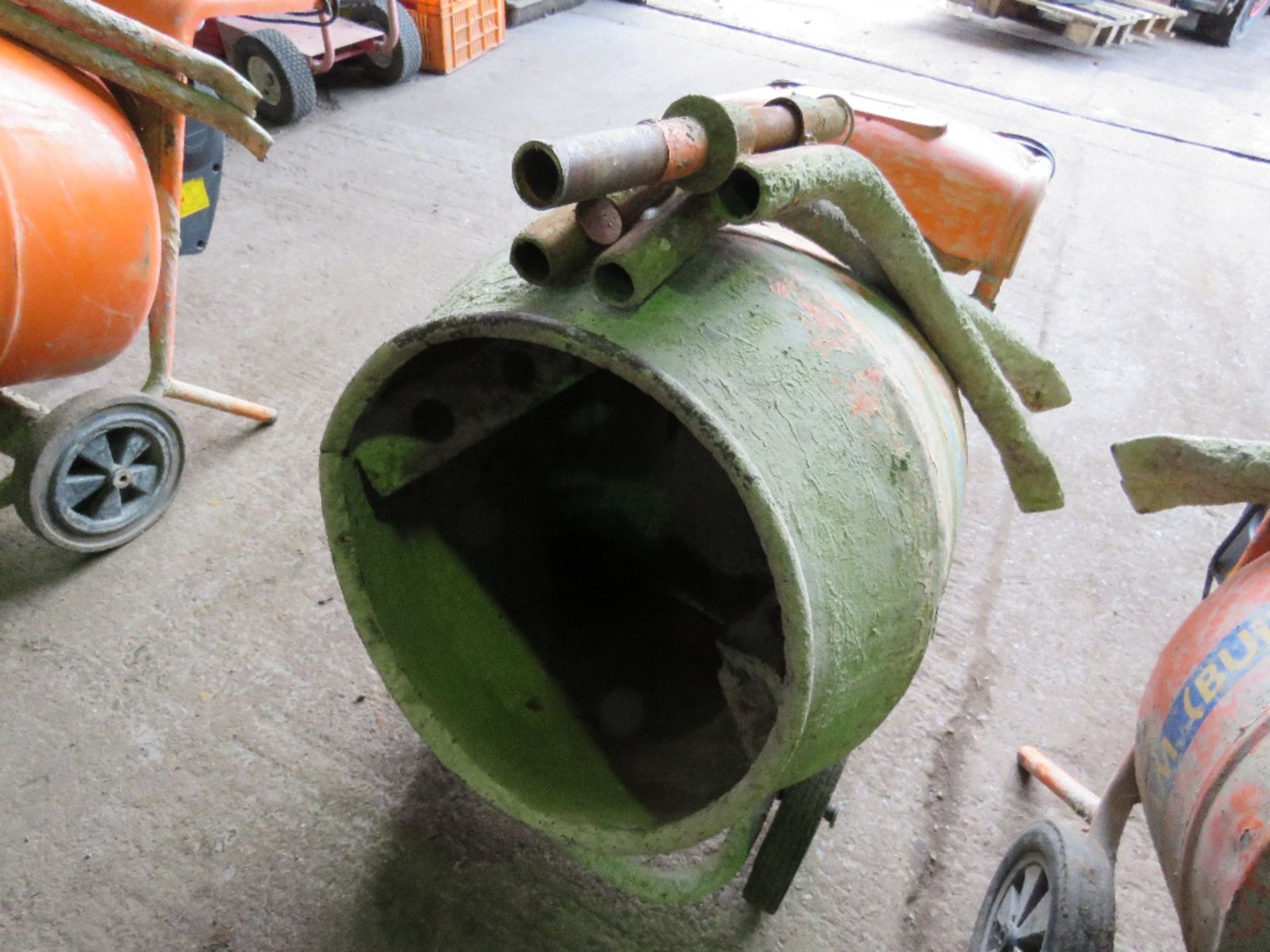 BELLE MINI CEMENT MIXER WITH STAND, 240VOLT POWERED. NO VAT ON HAMMER PRICE - Image 3 of 4