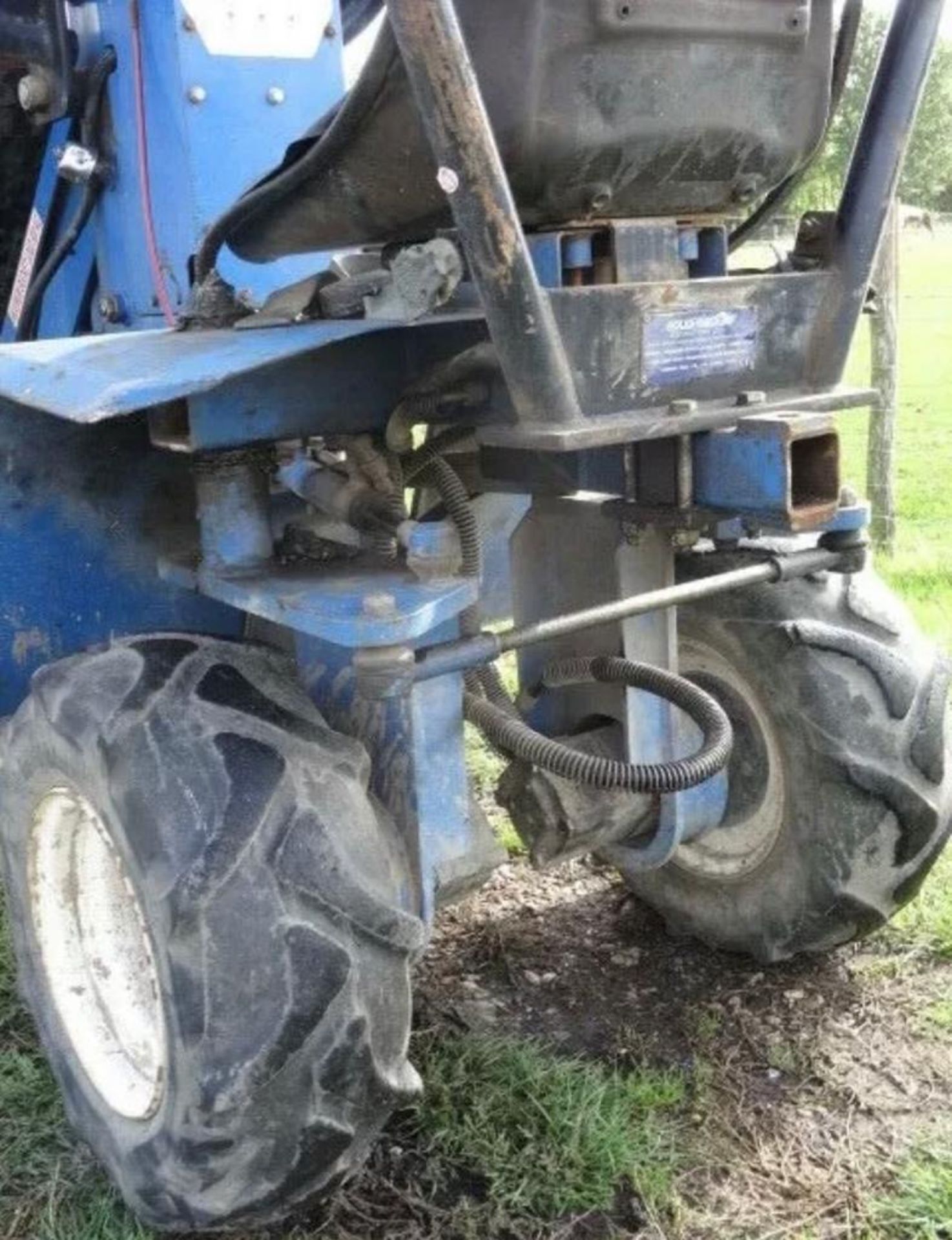 ROUGHNECK +4 TYPE HIGH TIP COMPACT SIZED DUMPER SUPPLIED WITH TOWING EQUIPMENT AS SHOWN. VENDOR'S - Image 4 of 11