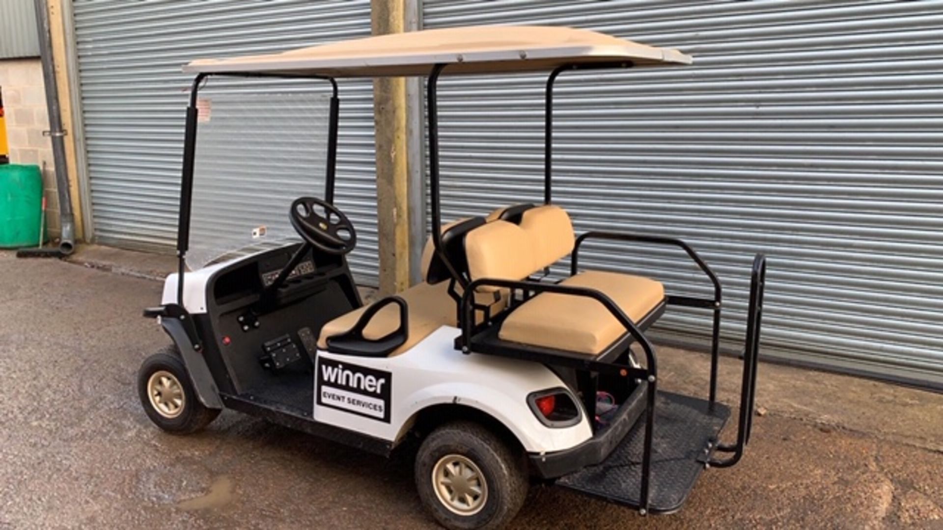 CUSHMAN EZGO SHUTTLE 4 PETROL ENGINED 4 SEATER GOLF / EVENTS BUGGY. YEAR 2017 BUILD. UNKNOWN HRS. - Image 4 of 5
