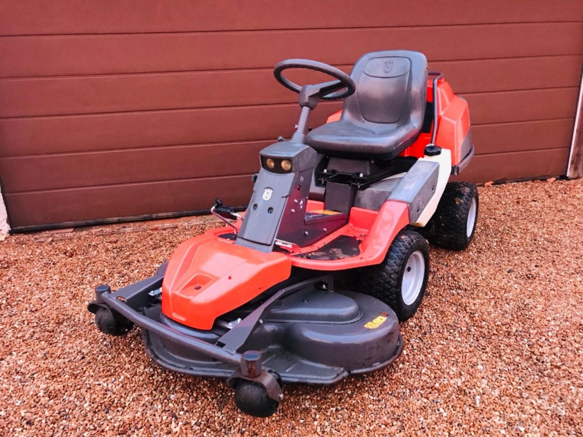 HUSQVARNA PR17 4WD RIDE ON MOWER WITH OUTFRONT MULCH DECK 112CM WIDTH. 270 REC HOURS, YEAR 2011. - Image 2 of 6