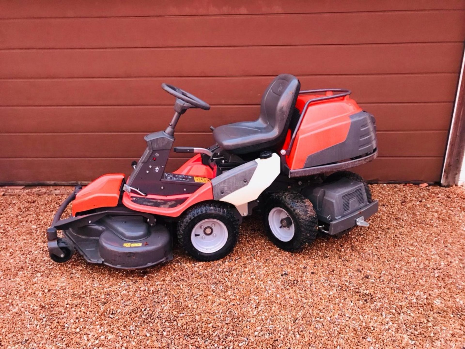 HUSQVARNA PR17 4WD RIDE ON MOWER WITH OUTFRONT MULCH DECK 112CM WIDTH. 270 REC HOURS, YEAR 2011.