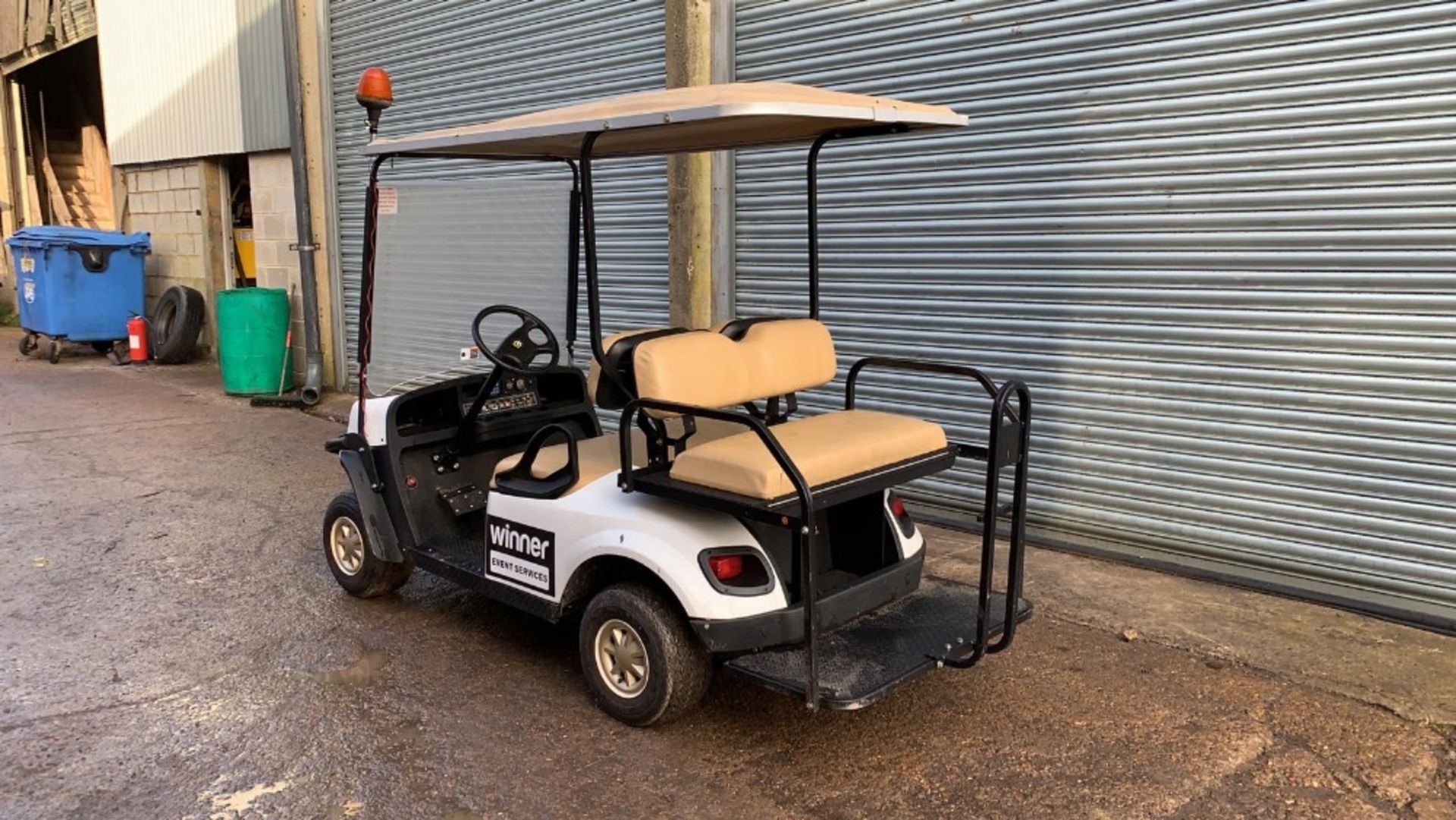 CUSHMAN EZGO SHUTTLE 4 PETROL ENGINED 4 SEATER GOLF / EVENTS BUGGY. YEAR 2017 BUILD. UNKNOWN HRS. - Image 3 of 4