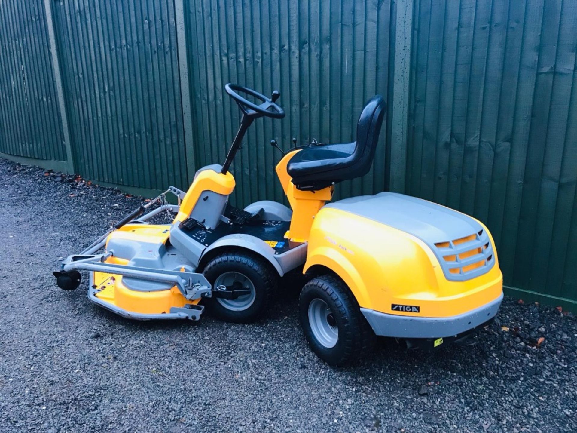 STIGA 520L RIDE ON MOWER YEAR 2013. COMBI DECK FITTED WHEN TESTED WAS SEEN TO RUN, DRIVE AND MOWER