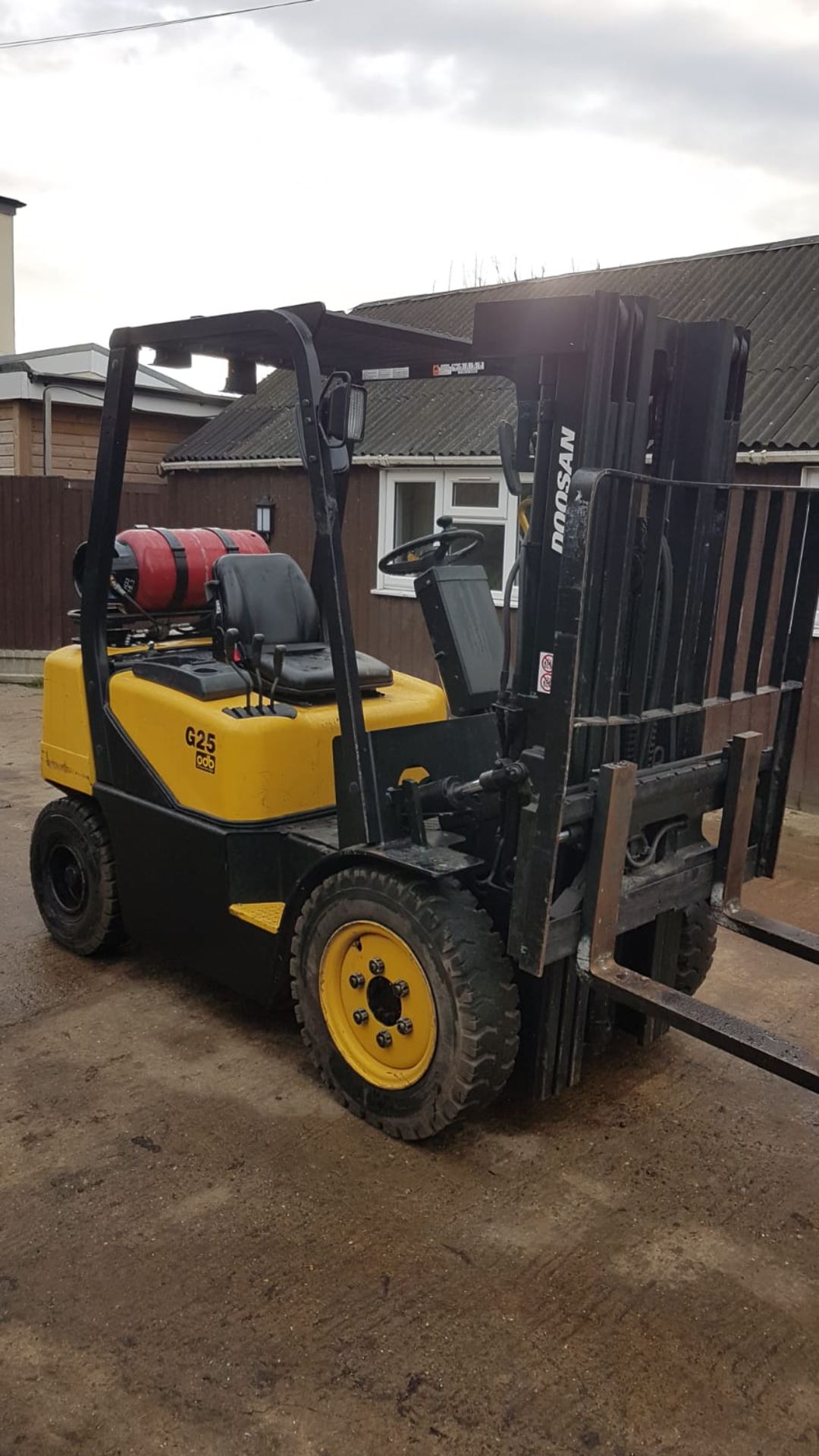 DAEWOO G25 GAS POWERED FORKLIFT TRUCK, 3 STAGE TRIPLE MAST, SIDE SHIFT, 2.5 TONNE RATED CAPACITY. - Image 4 of 4
