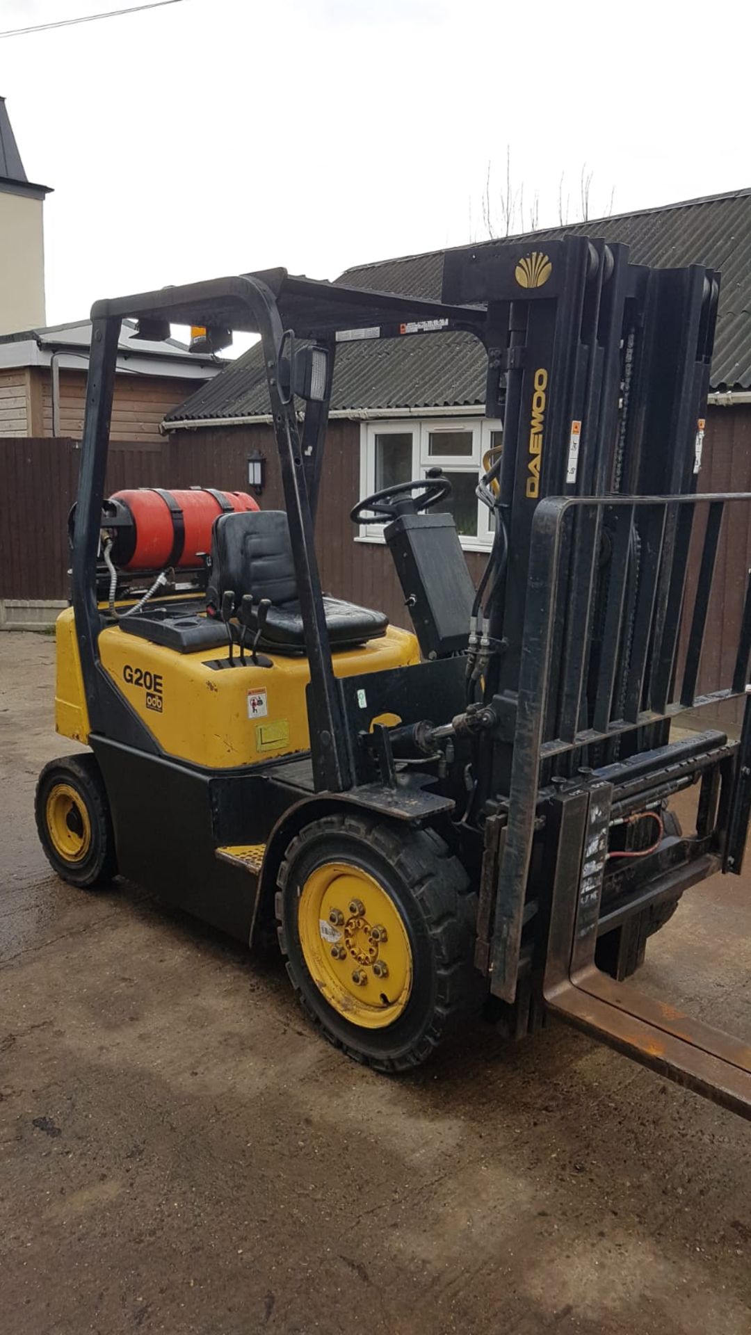 DAEWOO G20 GAS POWERED FORKLIFT TRUCK, YEAR 2004 BUILD, 3 STAGE TRIPLE MAST, SIDE SHIFT, 2 TONNE - Image 2 of 4