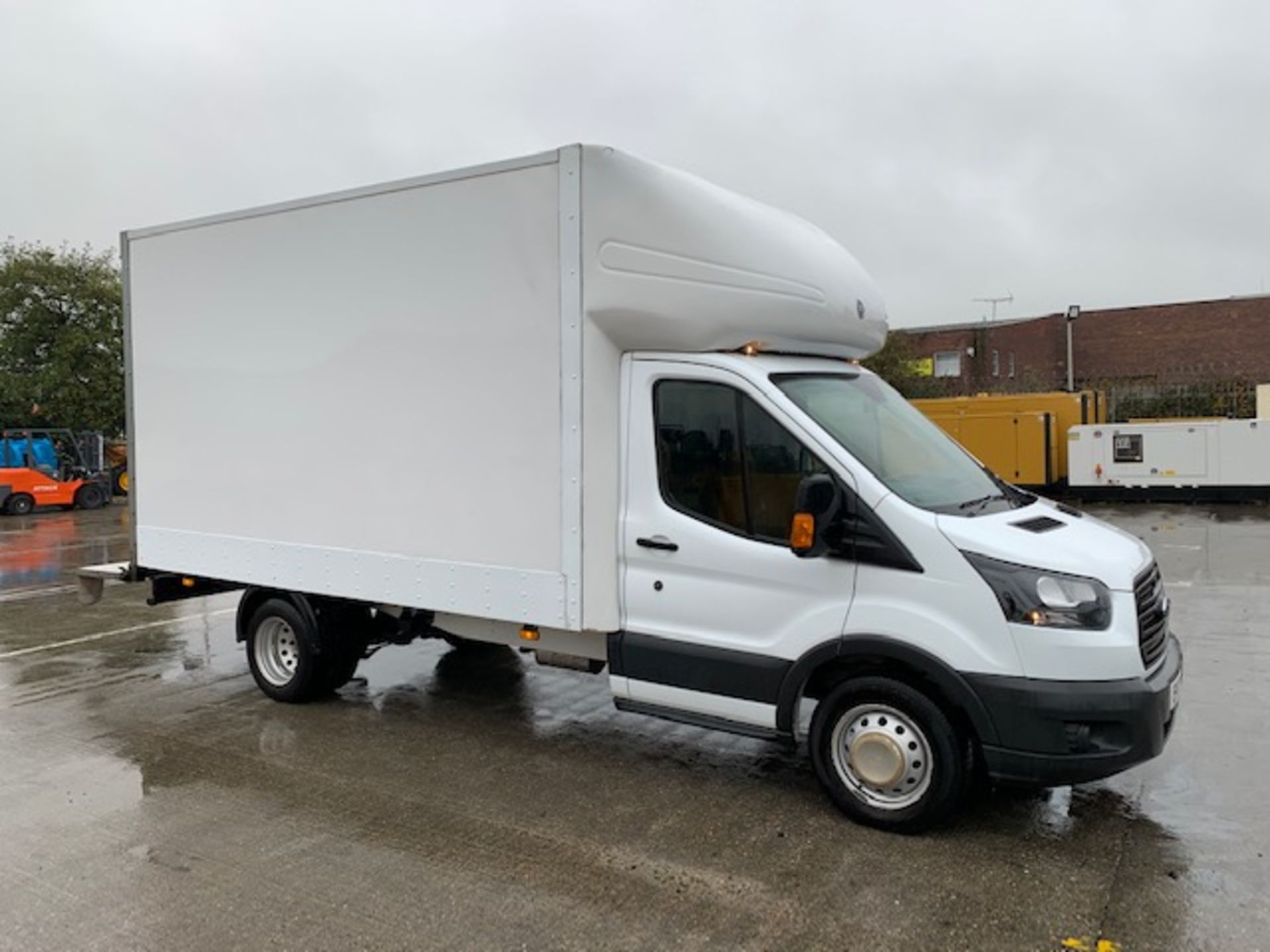 FORD TRANSIT LUTON BODIED VAN WITH TAIL LIFT. 4METRE LENGTH BODY. 500KG DEL TAIL LIFT. SUPPLIED WITH - Image 3 of 12