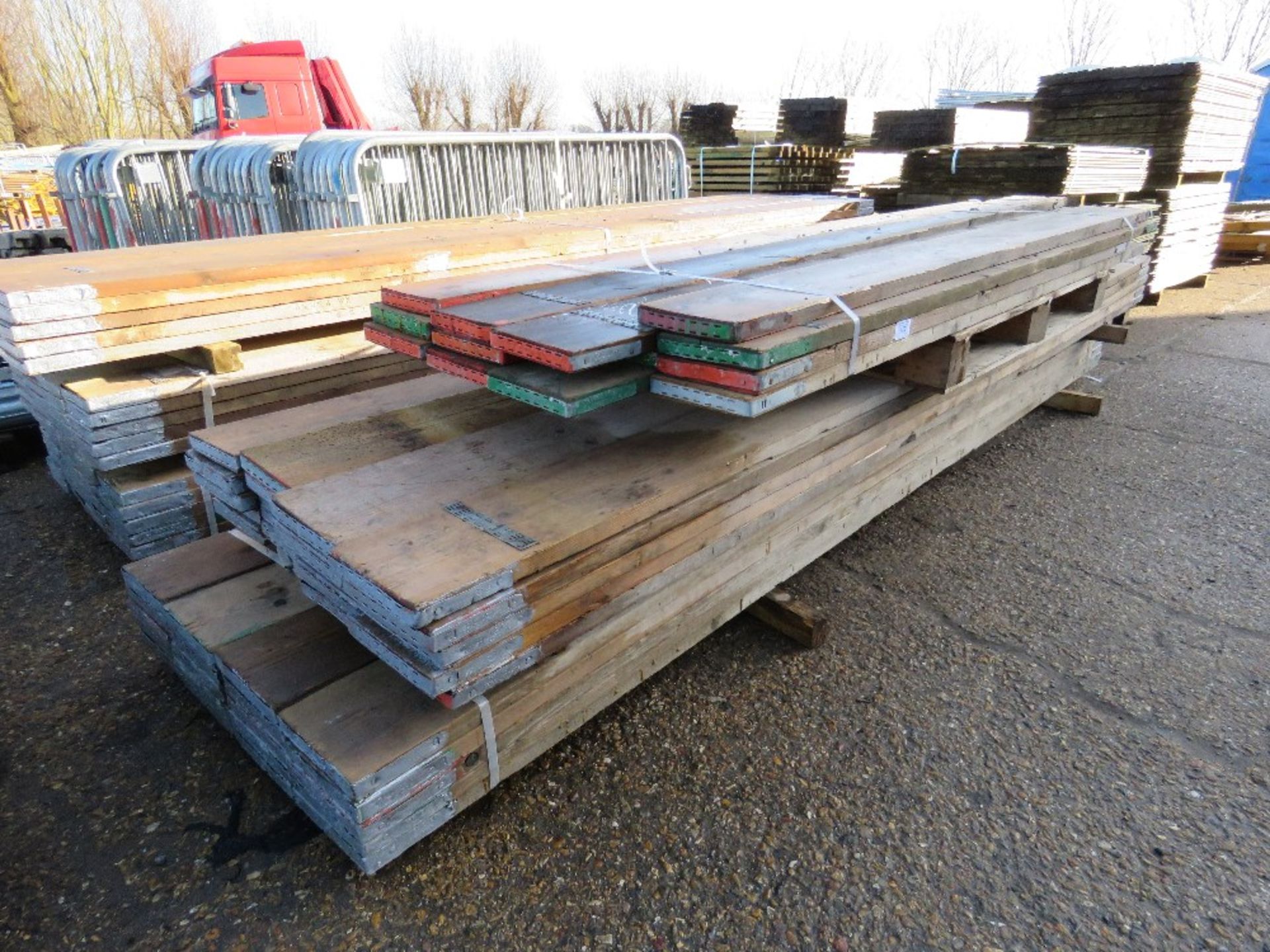 40 X GRADED PRE USED SCAFFOLD BOARDS, 13FT LENGTH APPROX PLUS A PALLET OF ASSORTED LENGTH BOARDS